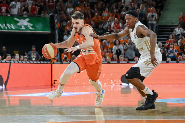 两队的碰撞 两队的碰撞